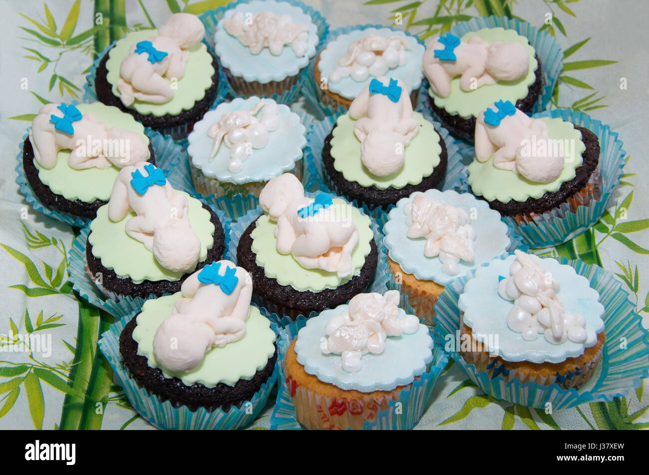 Muffins mit Babys und Engel Zucker dekoriert. Stockfoto