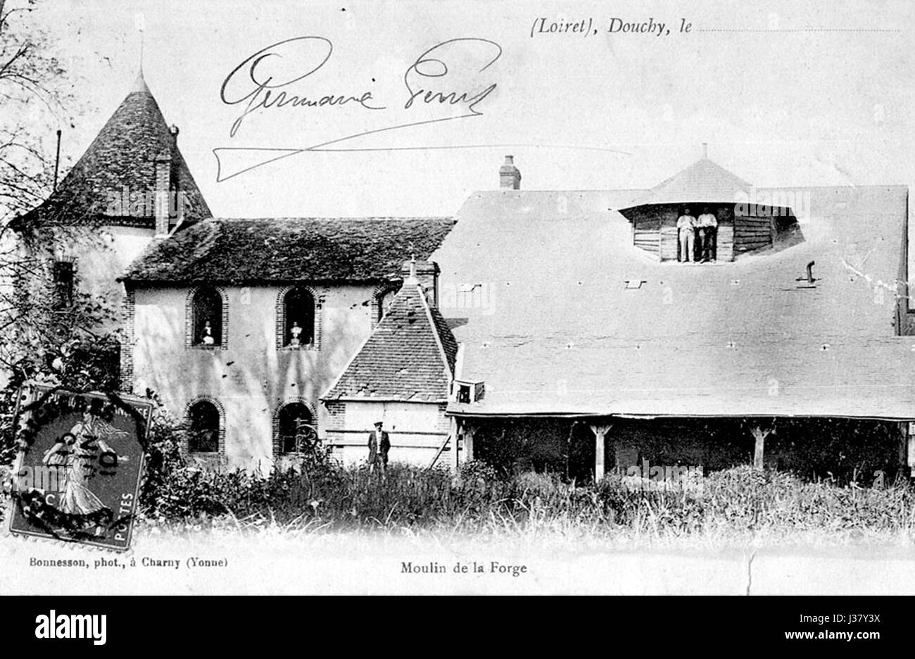CP Douchy ist bekannt für seine Darstellung des Moulin de la Forge, einer historischen Wassermühle in Frankreich. Das Bild fängt das Wesen der ländlichen französischen Industrie ein und veranschaulicht die Bedeutung der Fabrik für die lokale Wirtschaft und ihre Rolle in der landwirtschaftlichen Produktion im 19. Jahrhundert. Stockfoto