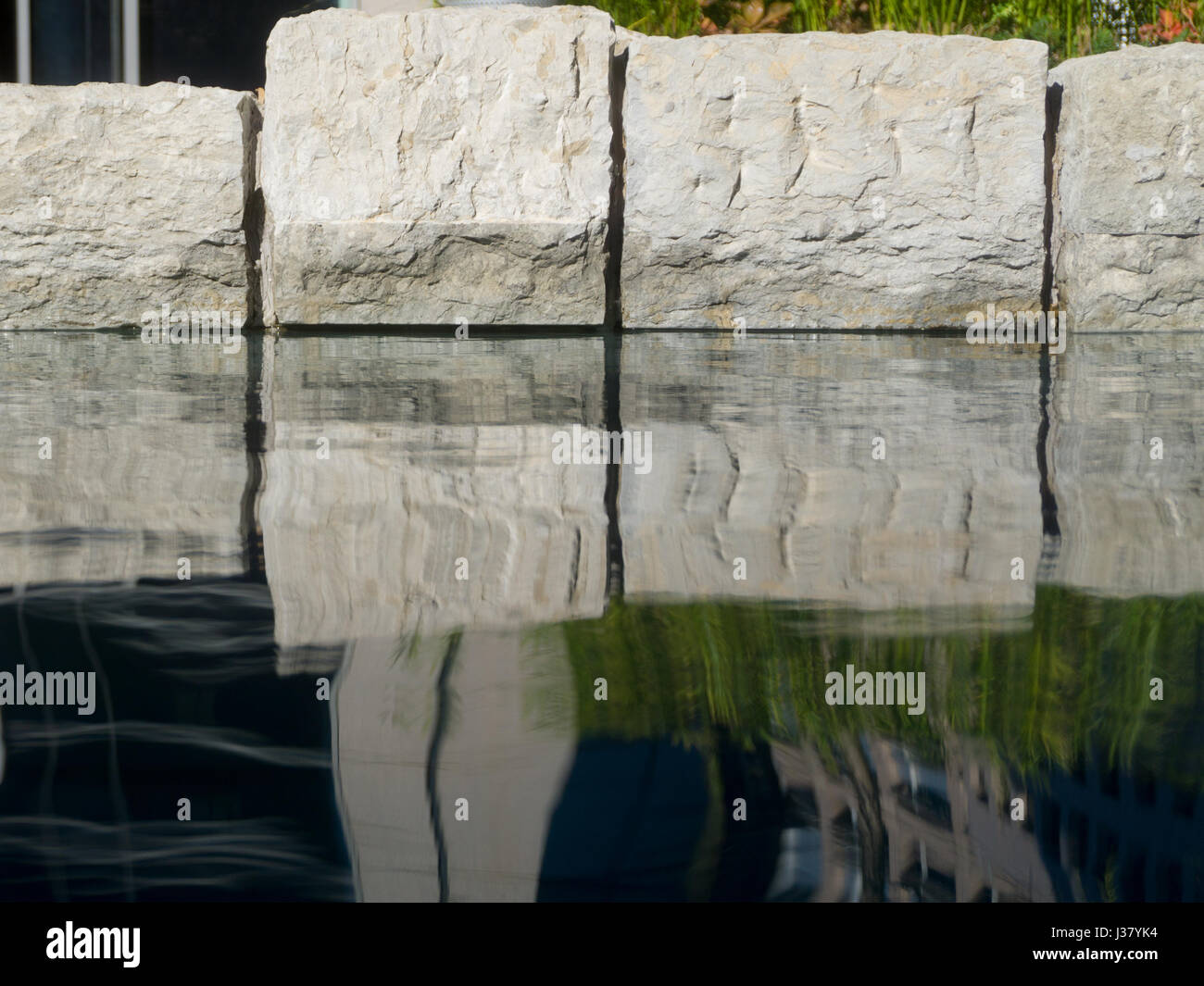 Kieselsteine in einem künstlichen Teich, Stockfoto