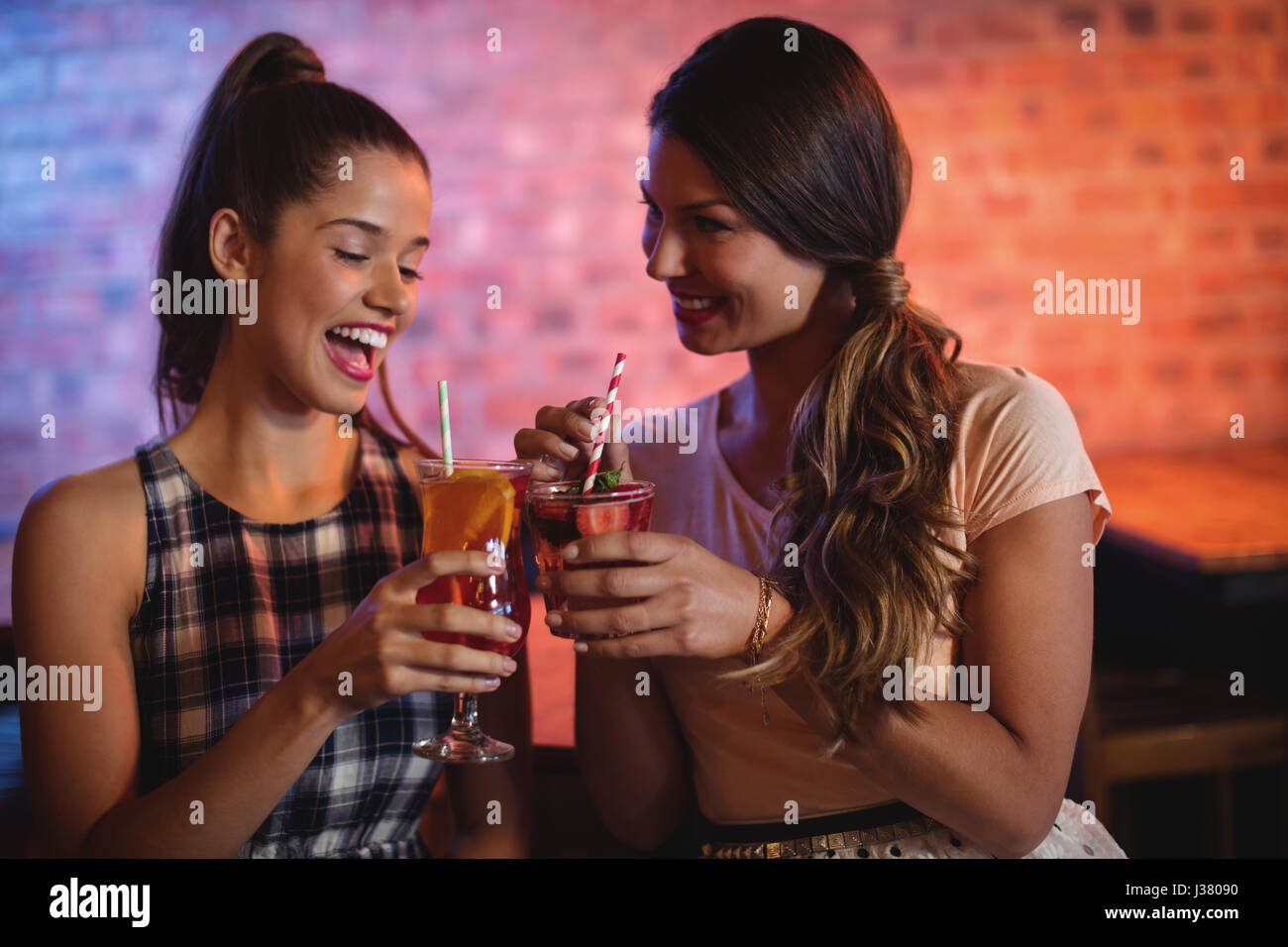 Zwei junge Frauen, die Cocktails im pub Stockfoto
