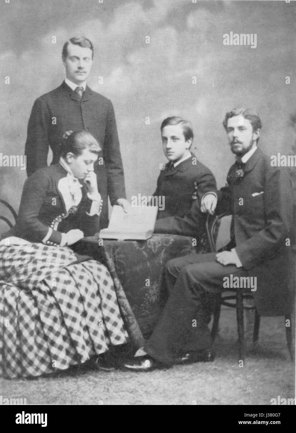 Dieses Foto aus dem Jahr 1882 zeigt Kronprinzessin Victoria von Schweden mit ihren Brüdern und ihrem Ehemann Gustav, die einen Moment in der schwedischen Königsgeschichte während des späten 19. Jahrhunderts festhalten. Stockfoto