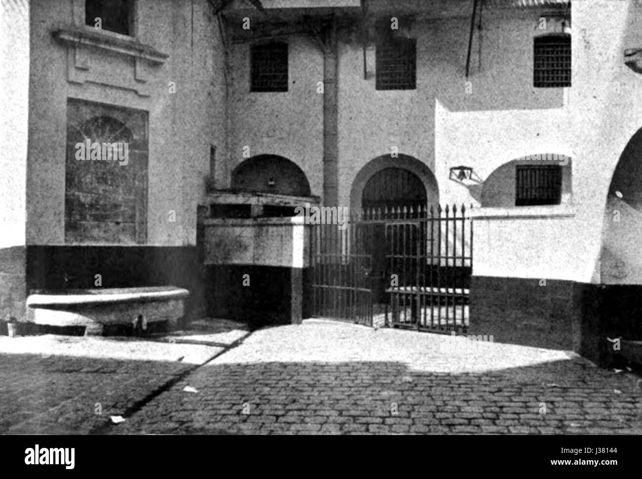 Die Conciergerie Old Yard ist ein historischer Teil der Conciergerie, einem ehemaligen königlichen Palast, der zum Gefängnis in Paris wurde. Es ist bekannt für seine Rolle während der Französischen Revolution als Ort für bedeutende Gefangene. Stockfoto