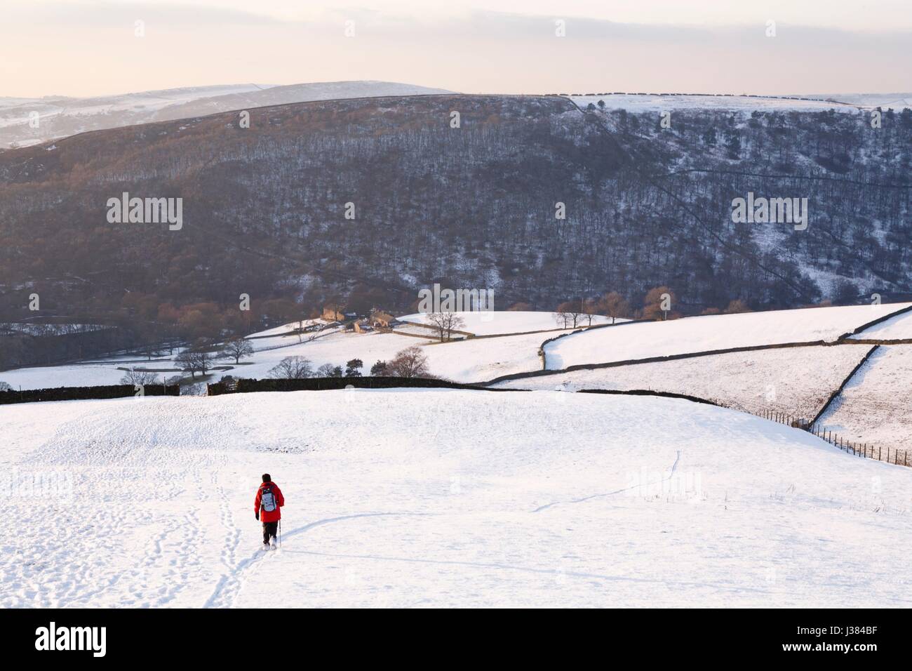 Frau zu Fuß im Schnee bedeckt Landschaft, Peak District, UK Stockfoto