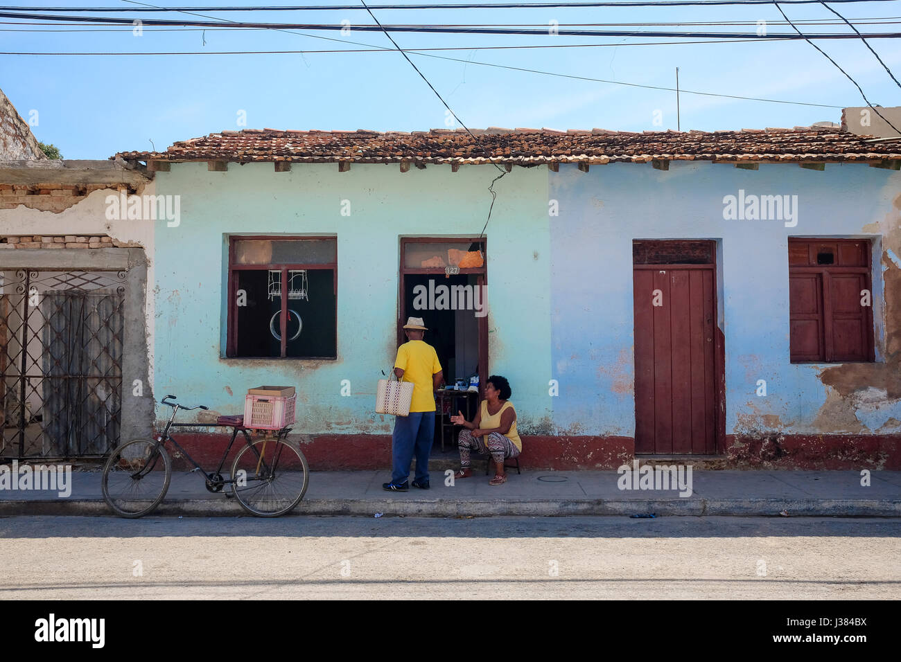 Lokalen Kubaner sammeln auf den Straßen von Trinidad, Kuba Stockfoto