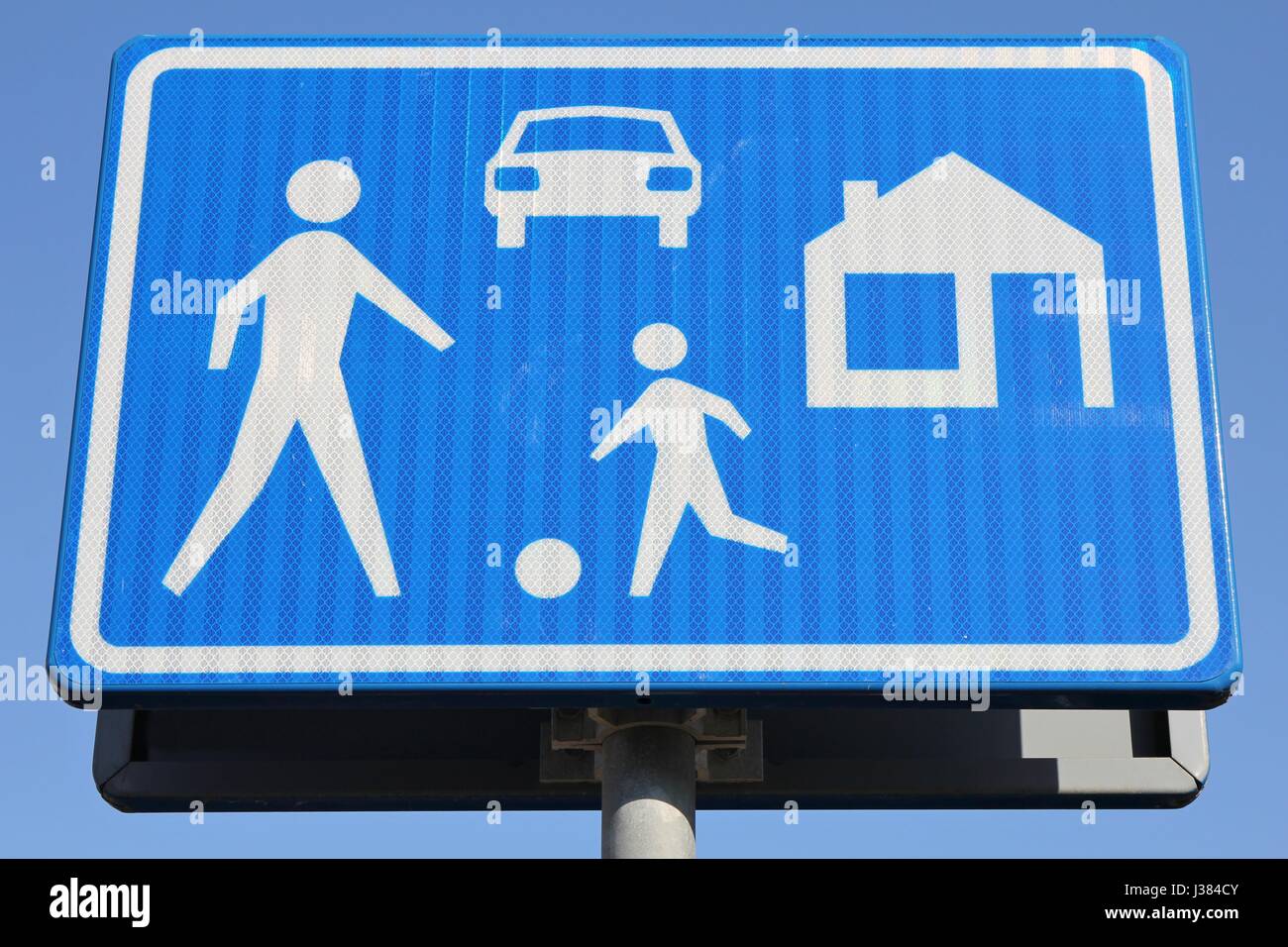 Niederländische Verkehrszeichen: lebendige Straße Stockfoto