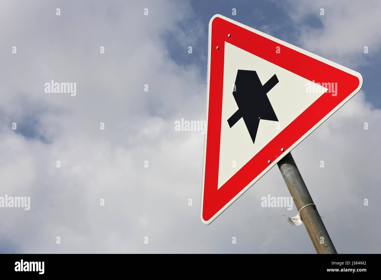 Deutsche Verkehrszeichen: Vorfahrt an der nächsten Kreuzung Stockfotografie  - Alamy