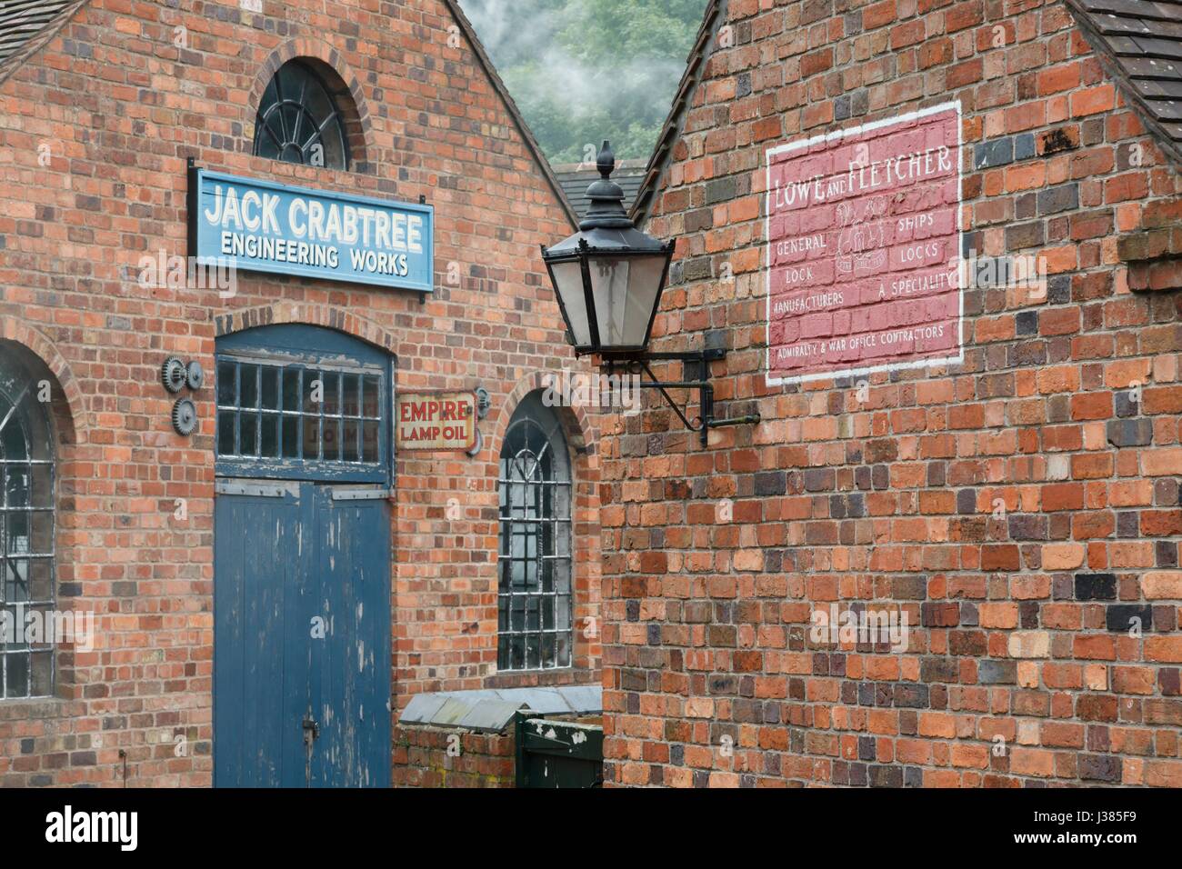 Fassade aus rotem Backstein-Workshops bei Blists Hill viktorianischen Museum, Ironbridge, Shropshire, Großbritannien Stockfoto