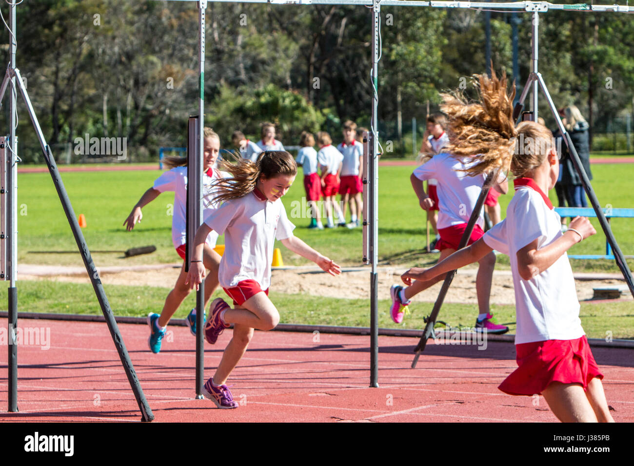 Grundschule australische teilnehmenden Kinder in der Grundschule 100 m Sprint dip an der Ziellinie jährliche Leichtathletik Veranstaltungen, Sydney, Australien Stockfoto