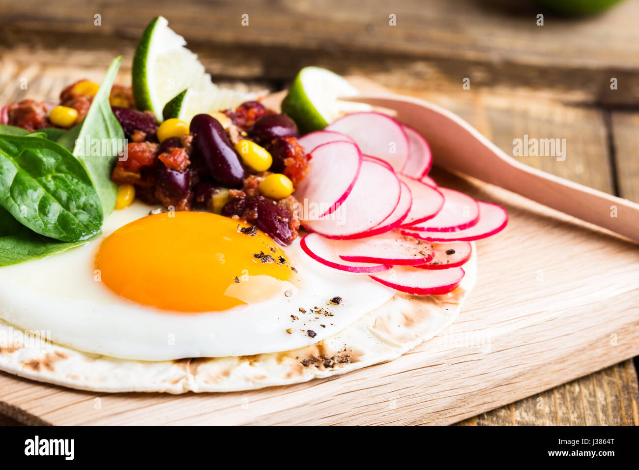 Gebratenes Ei Tacos mit Chili Con Carne auf rustikalen Schneidebrett, traditionelle mexikanische Küche Stockfoto