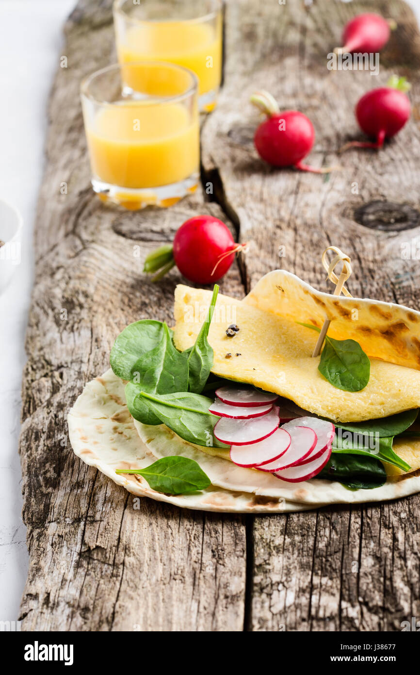 Brunch-Tisch. Hausgemachte Omelett Spinat Tacos auf rustikalen Holztisch, mexikanisches Essen Stockfoto