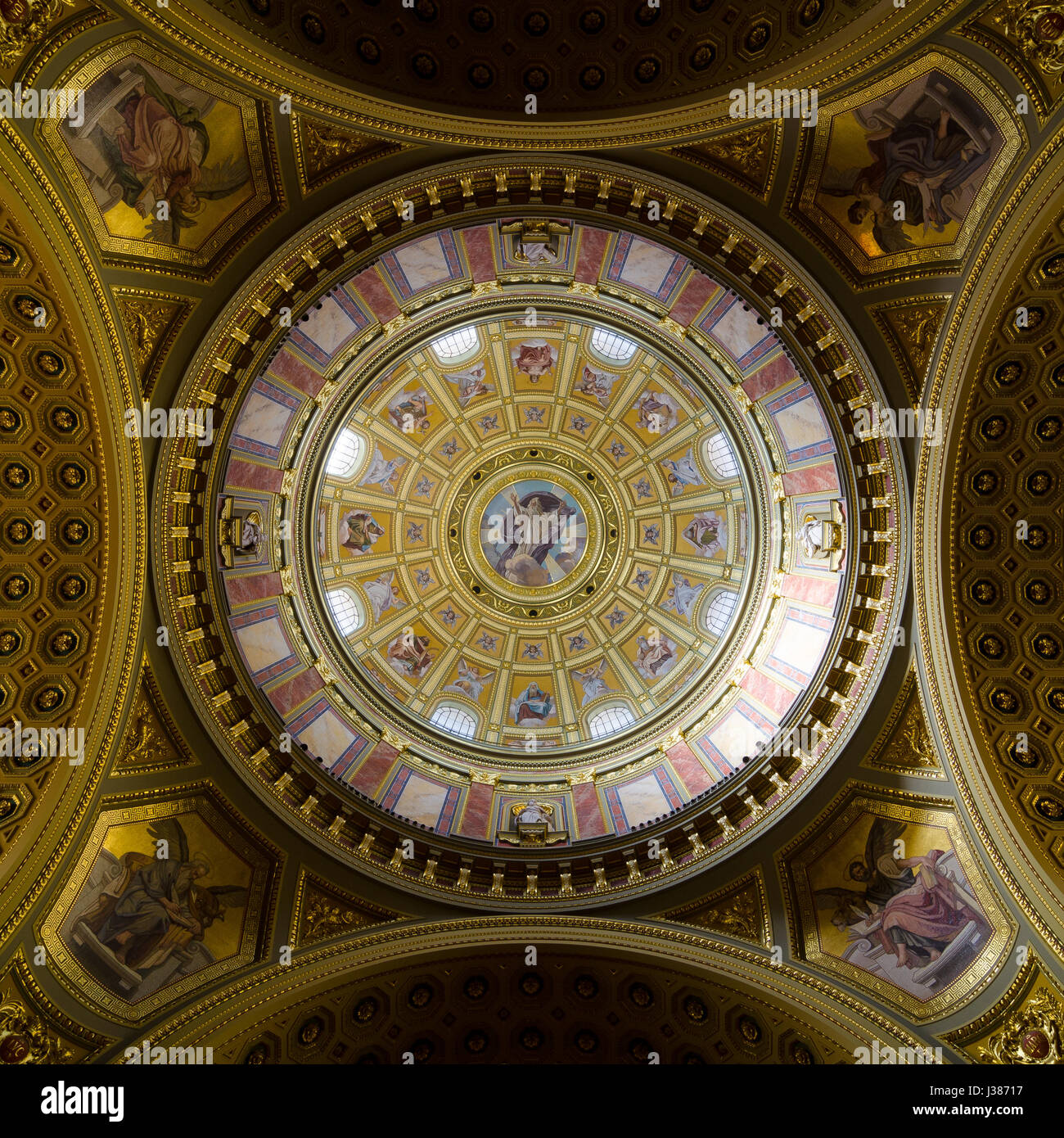 BUDAPEST, Ungarn - 22. Februar 2016: Innere der Kuppel. Römisch-katholische Kirche St.-Stephans Basilika. Reich verzierte Decke mit Wandmalerei und g Stockfoto