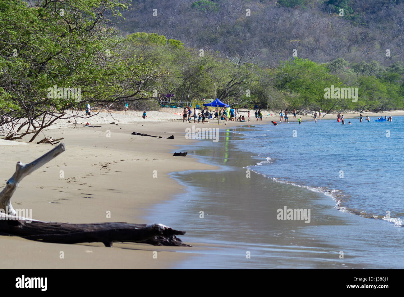 Junquillal, Guanacaste, Costa Rica - April 10: Schöner Strand im nördlichen Pazifik von Costa Rica mit Familien, die Zeit im Wasser zu genießen. Am 1.April Stockfoto