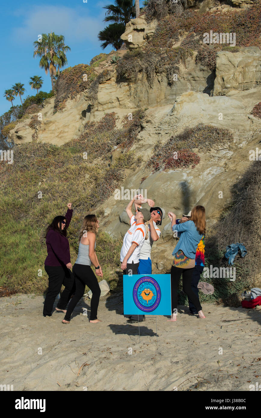 Laguna Beach, Kalifornien.  Laguna Lachclub. Die Laguna Lachclub ist eine Gruppe von Menschen sammeln Praxis Lachen als eine Form der Übung. Stockfoto