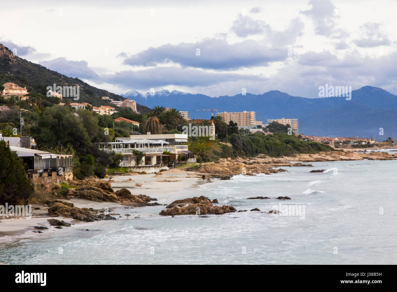 Strand Hotels und Eigentumswohnungen Linie Route des Sanguinaires südwestlich von Ajaccio, Korsika. Stockfoto