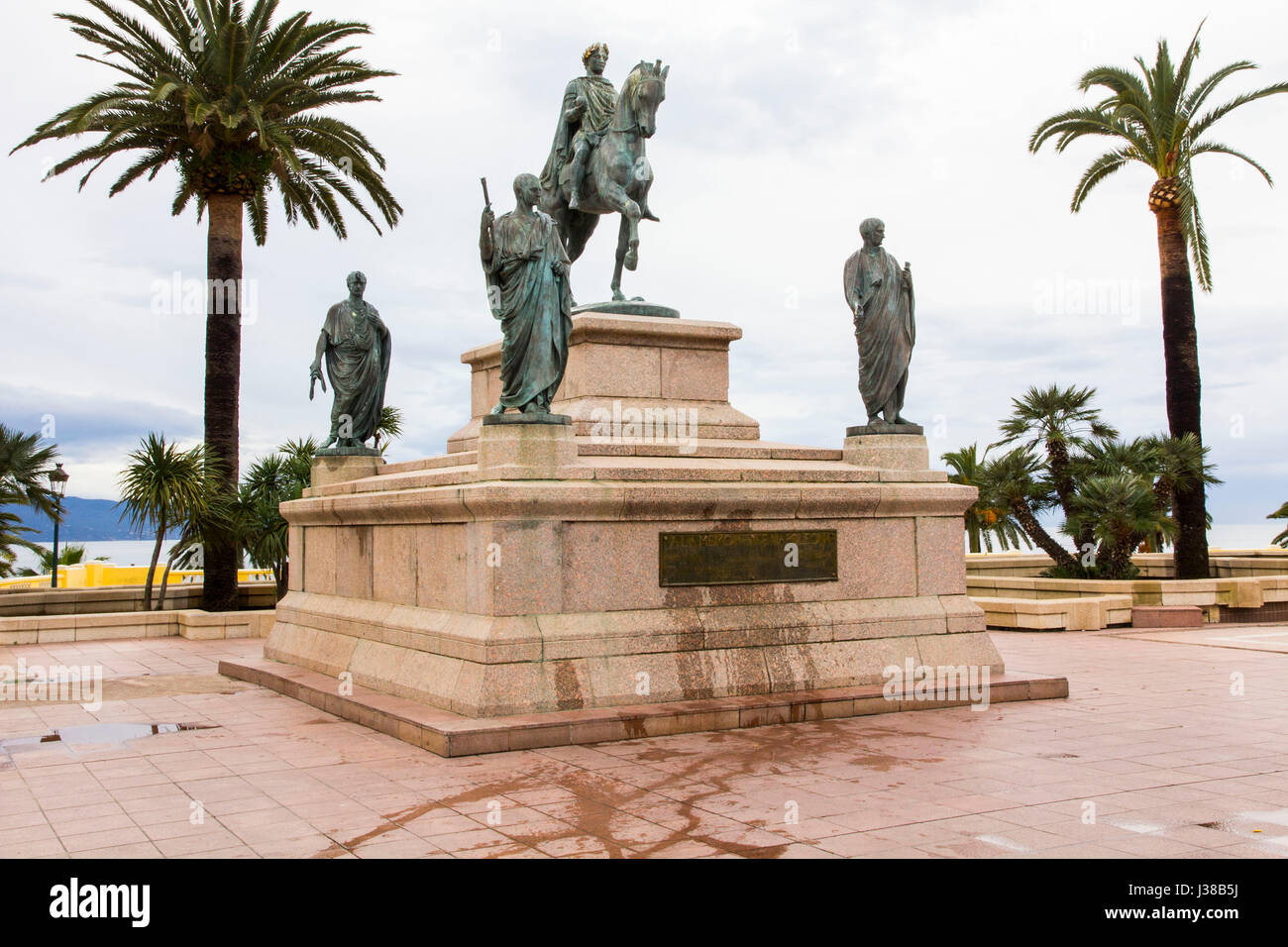 Von Korsika eingeborener Sohn Napoleon Bonaparte ist memorialized mit vielen Monumenten in Ajaccio, einschließlich dieses Reiterstandbild in Place de Gaulle, Ajaccio. Stockfoto