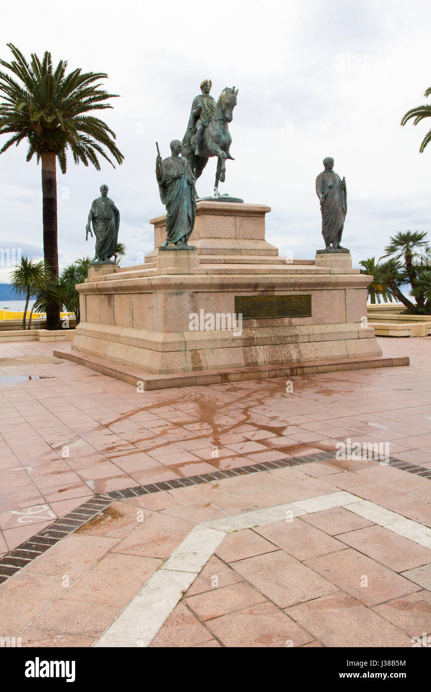 Von Korsika eingeborener Sohn Napoleon Bonaparte ist memorialized mit vielen Monumenten in Ajaccio, einschließlich dieses Reiterstandbild in Place de Gaulle, Ajaccio. Stockfoto