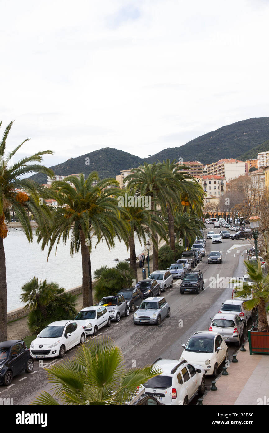 Die von Palmen gesäumten Boulevard Pascal Rossini Flanken der Bucht von Ajaccio, Korsika. Stockfoto