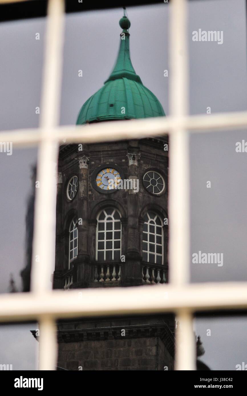Eine Reflexion von Bedford Turm in einem Fenster bei Dublin Castle. Bedford Turm ist auf einer Basis, war ein original Norman Tor gebaut. Dublin, Irland. Stockfoto