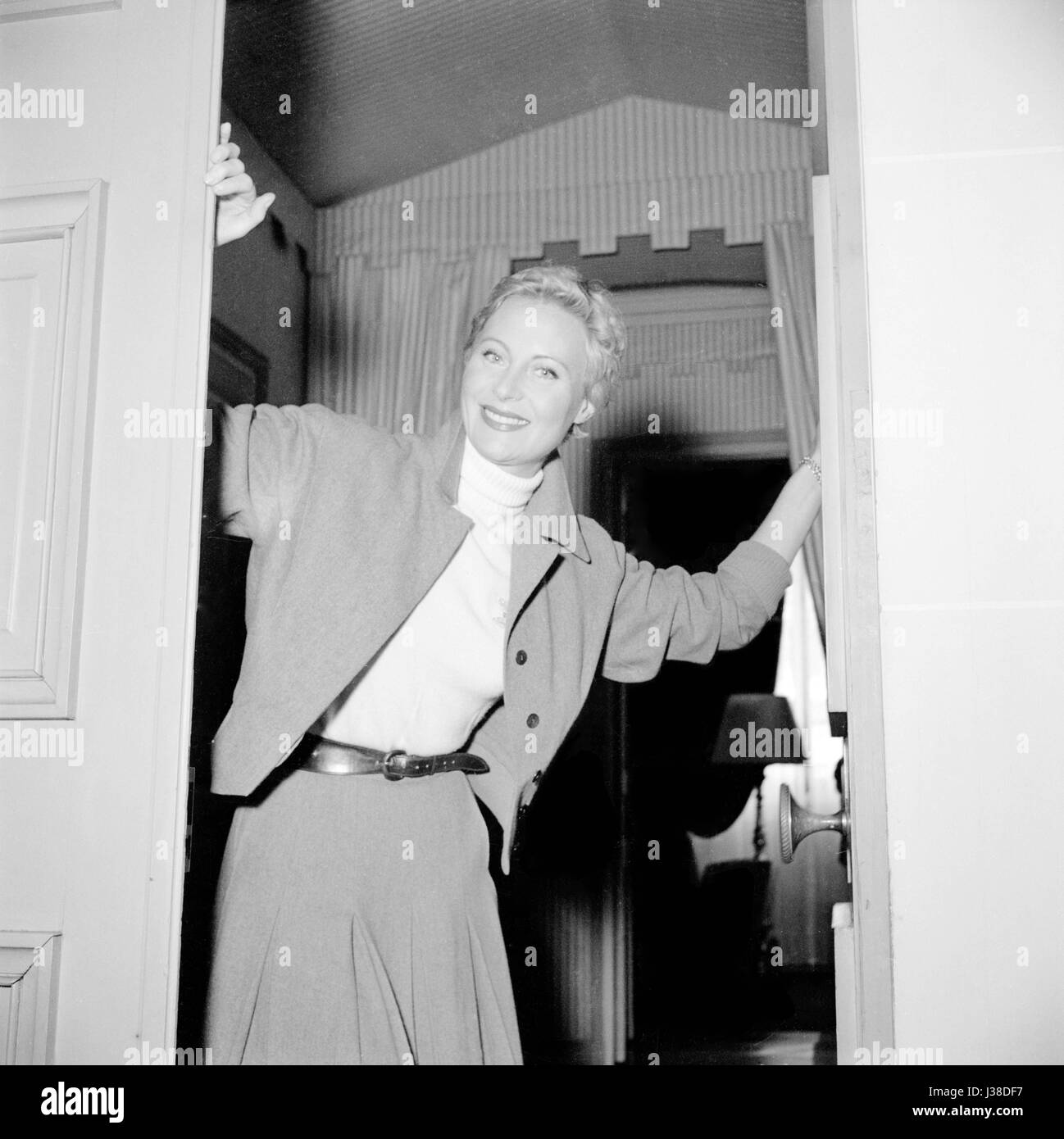 Französische Schauspielerin Michèle Morgan im Jahr 1954, in ihrer Wohnung befindet sich in der letzten Etage des Hôtel Lambert in Paris. Sie wird Leben dort mit ihrem Henri Vidal bis 1976 Mann. Foto Georges Rétif De La Bretonne Stockfoto