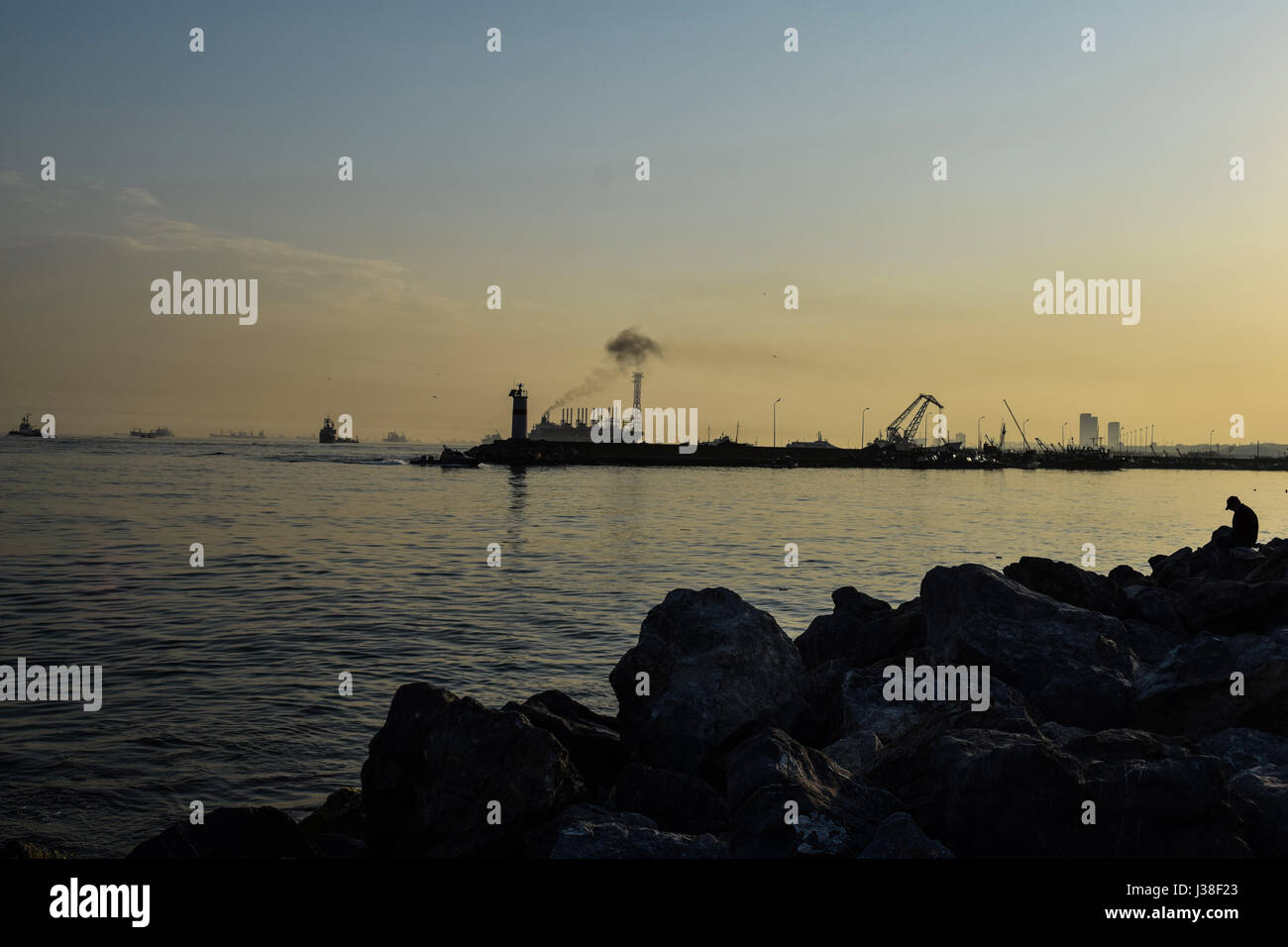 Schönen Sonnenuntergang über Licht Haus auf Istanbul Türkei Stockfoto