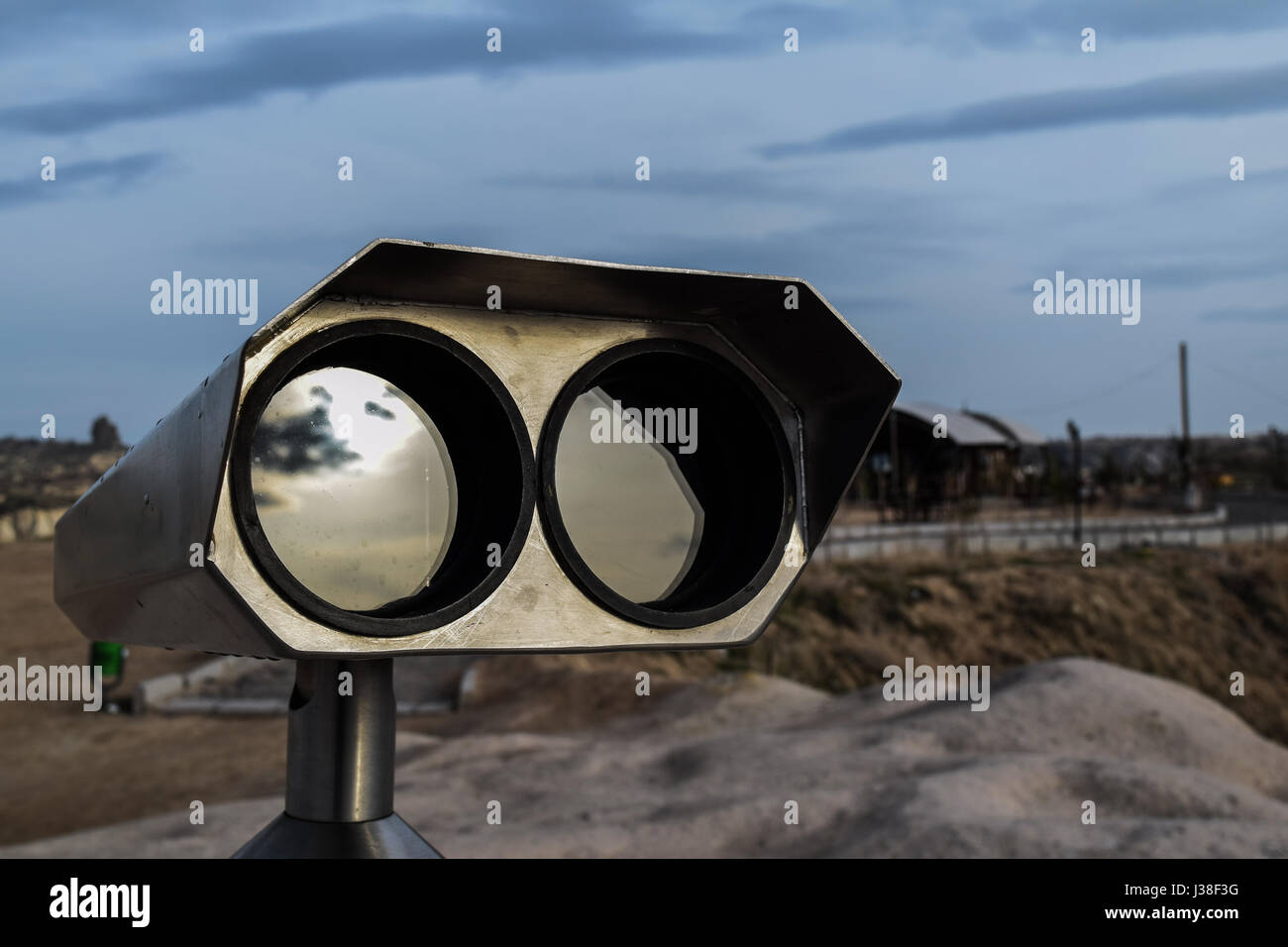 Touristische Teleskop der Stadt mit Blick über Göreme, die Stadt in der Türkei. Schließen Sie herauf alte Metall Fernglas, Teleskop mit Münzeinwurf für Panorama. Stockfoto