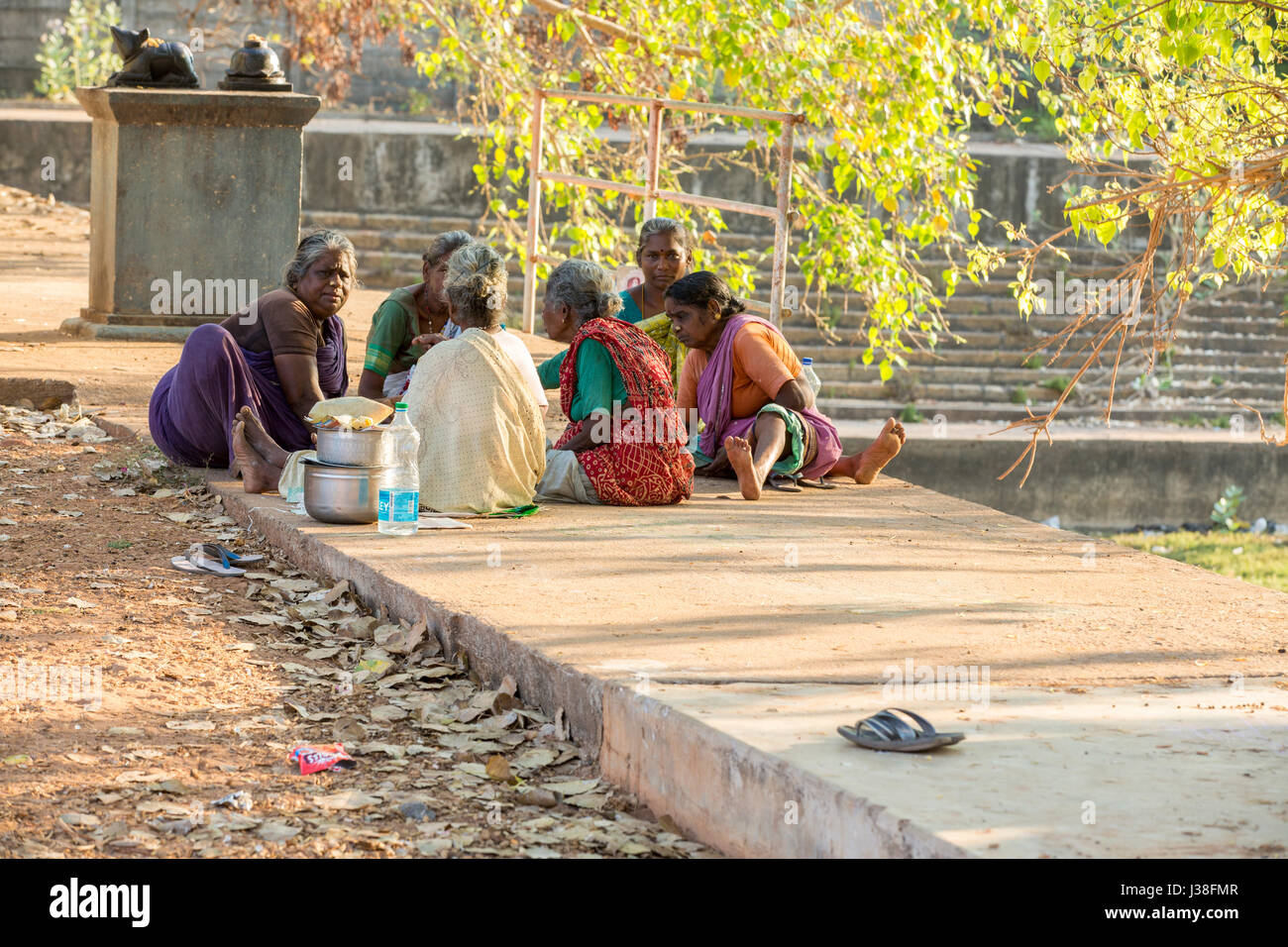 Dokumentarische redaktionelle Bild. Pondicherry, Tamil Nadu, Indien - 24. April 2014. Sehr armen Familien Menschen auf der Straße sprechen. Armut Stockfoto