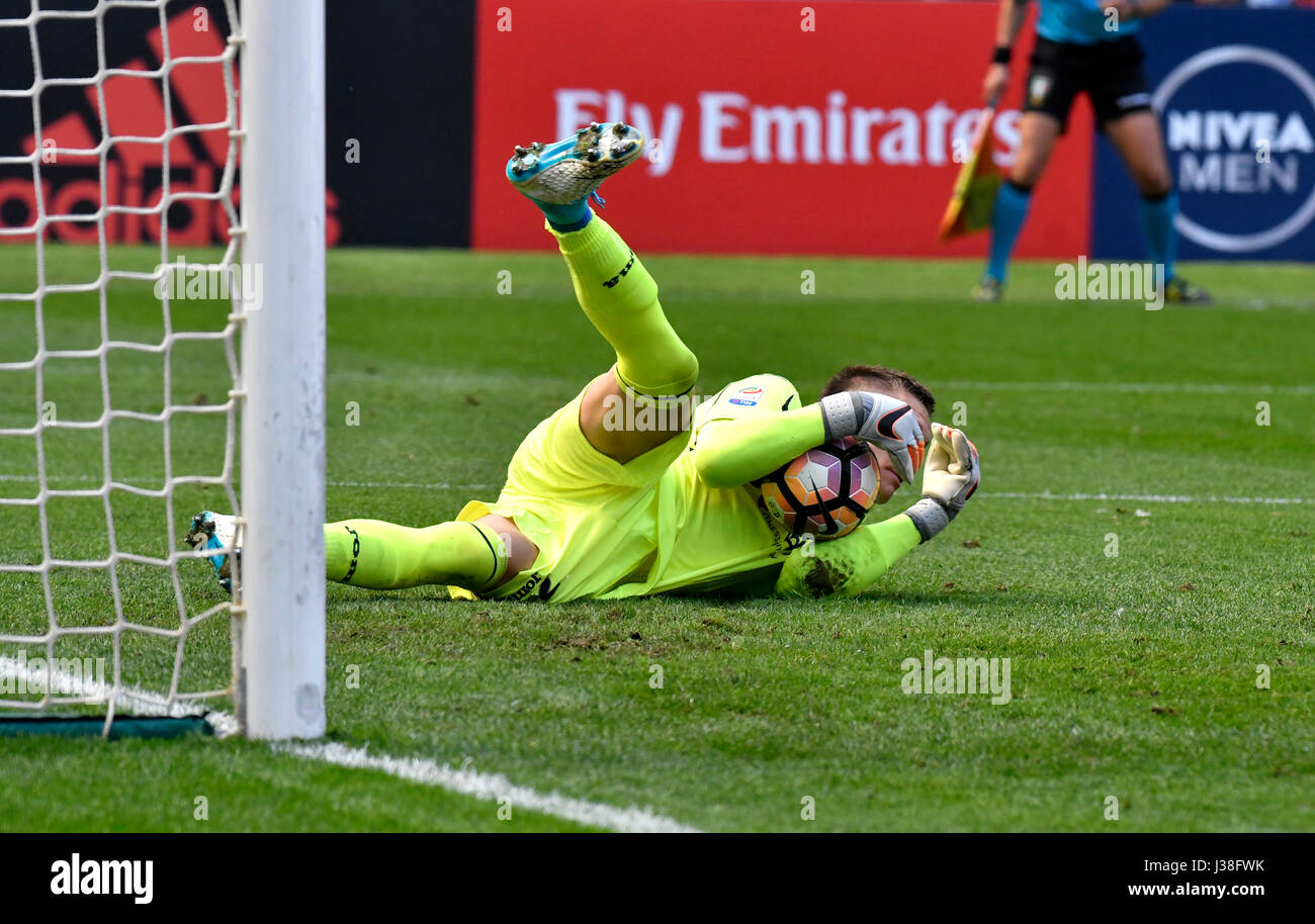 Fußball-Torwart rettet den Ball während eines Profi-Spiels, in Italien. Stockfoto