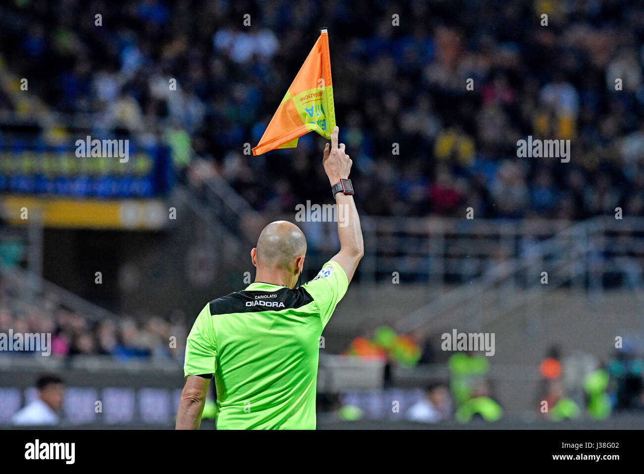 Fußballlinesman Schiedsrichter winken die Flagge, um einen Offside zeigen, im san siro Stadion, in Mailand. Stockfoto