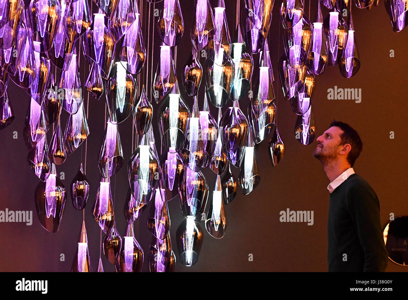 Die Innenraumbeleuchtung wurde auf der internationalen Messe der Design Week, Salone del Mobile, in Mailand, Italien, ausgestellt. Stockfoto