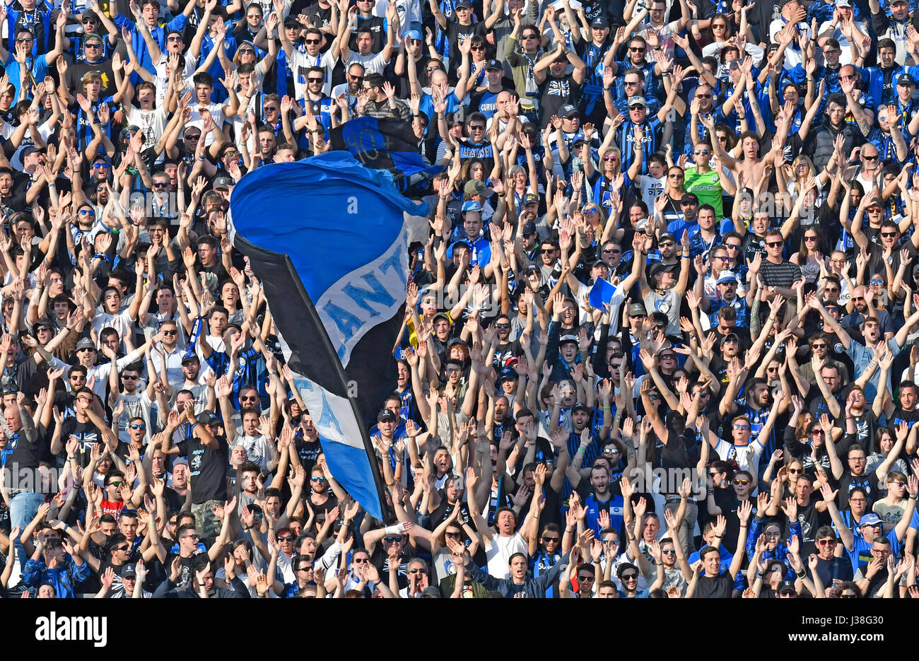 Atalanta's Fußballfans jubeln im Stadion in Bergamo, Italien. Stockfoto