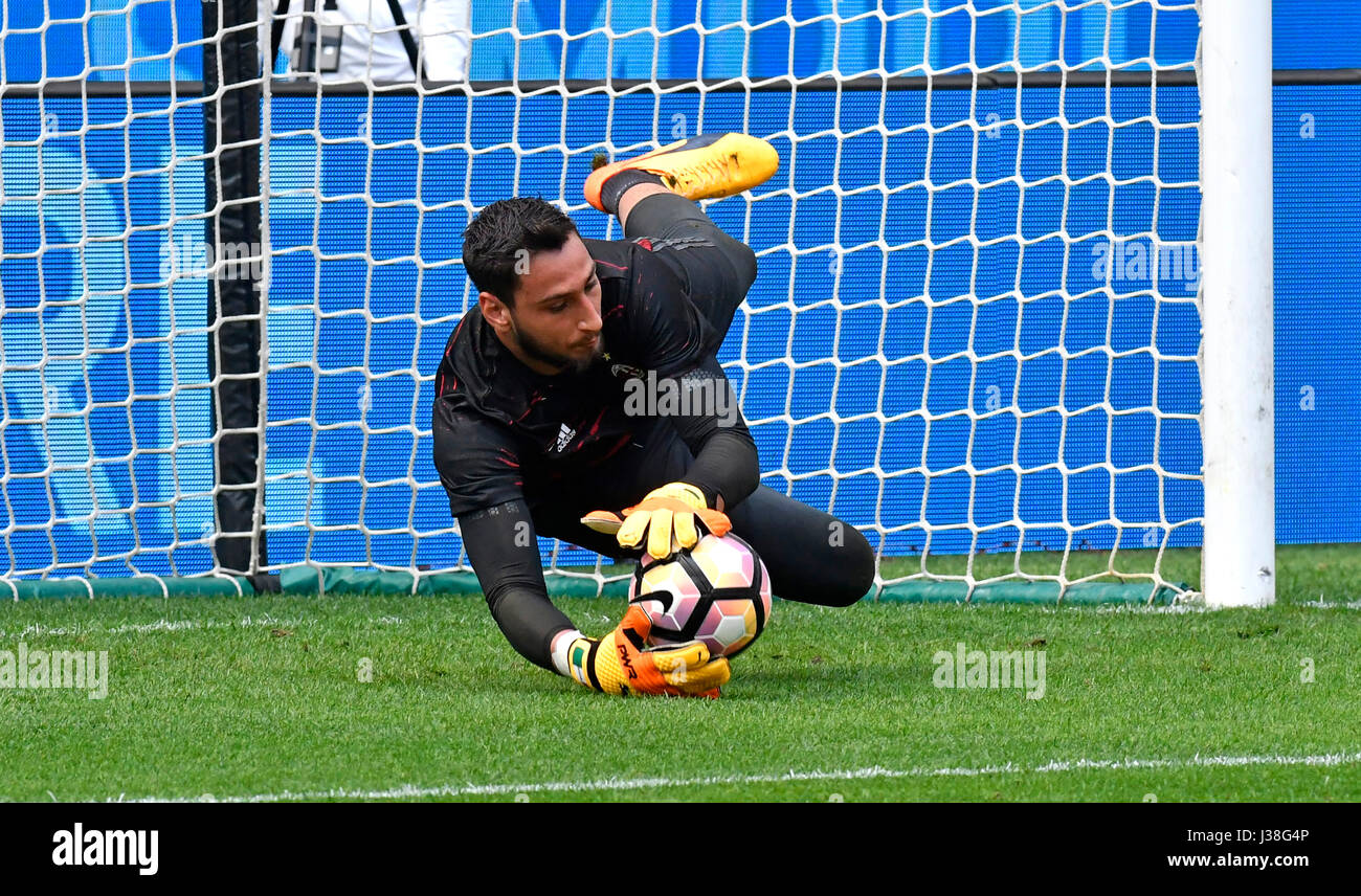 AC Mailand Torwart, Gianluigi Donnarumma rettet den Ball während eines Fußballspiels, im san siro Stadion, in Mailand. Stockfoto