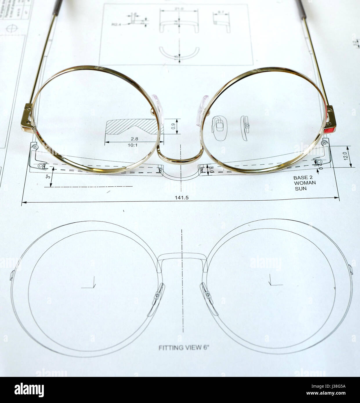 Brillen und Sonnenbrillen der Prototyp am Arbeitstisch at italienische Fabrik Safilo in Padua, Italien. Stockfoto
