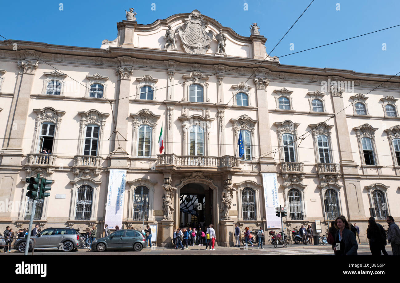 Historische Litta Palace Fassade während der Fuori Salone, für die internationale Design Week Messe Salone del Mobile, in Mailand. Stockfoto