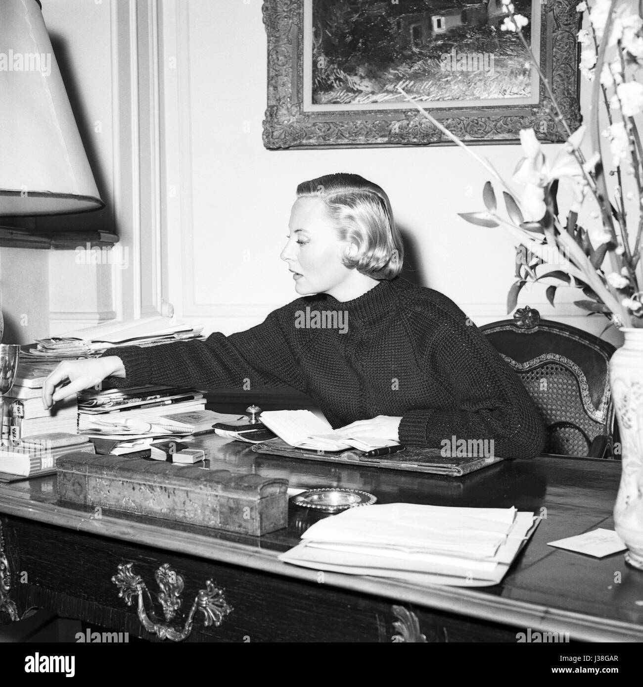 Französische Schauspielerin Michèle Morgan im Jahre 1953, in ihrer Wohnung befindet sich in der letzten Etage des Hôtel Lambert in Paris. Sie wird Leben dort mit ihrem Henri Vidal bis 1976 Mann. Foto Georges Rétif De La Bretonne Stockfoto