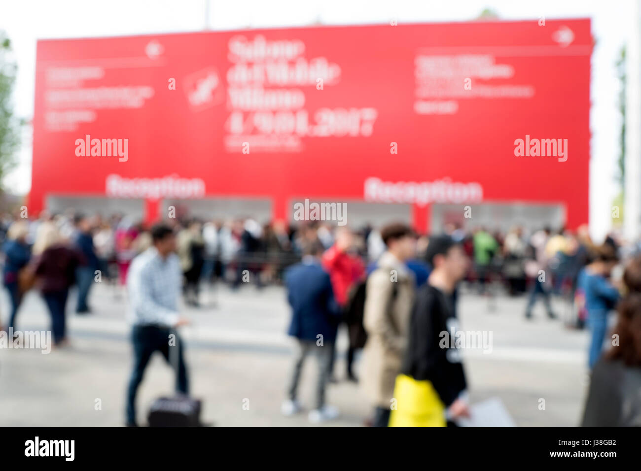 Verschwommener Blick des Besuchers auf der internationalen Designmesse Salone del Mobile, in Mailand, Italien. Stockfoto