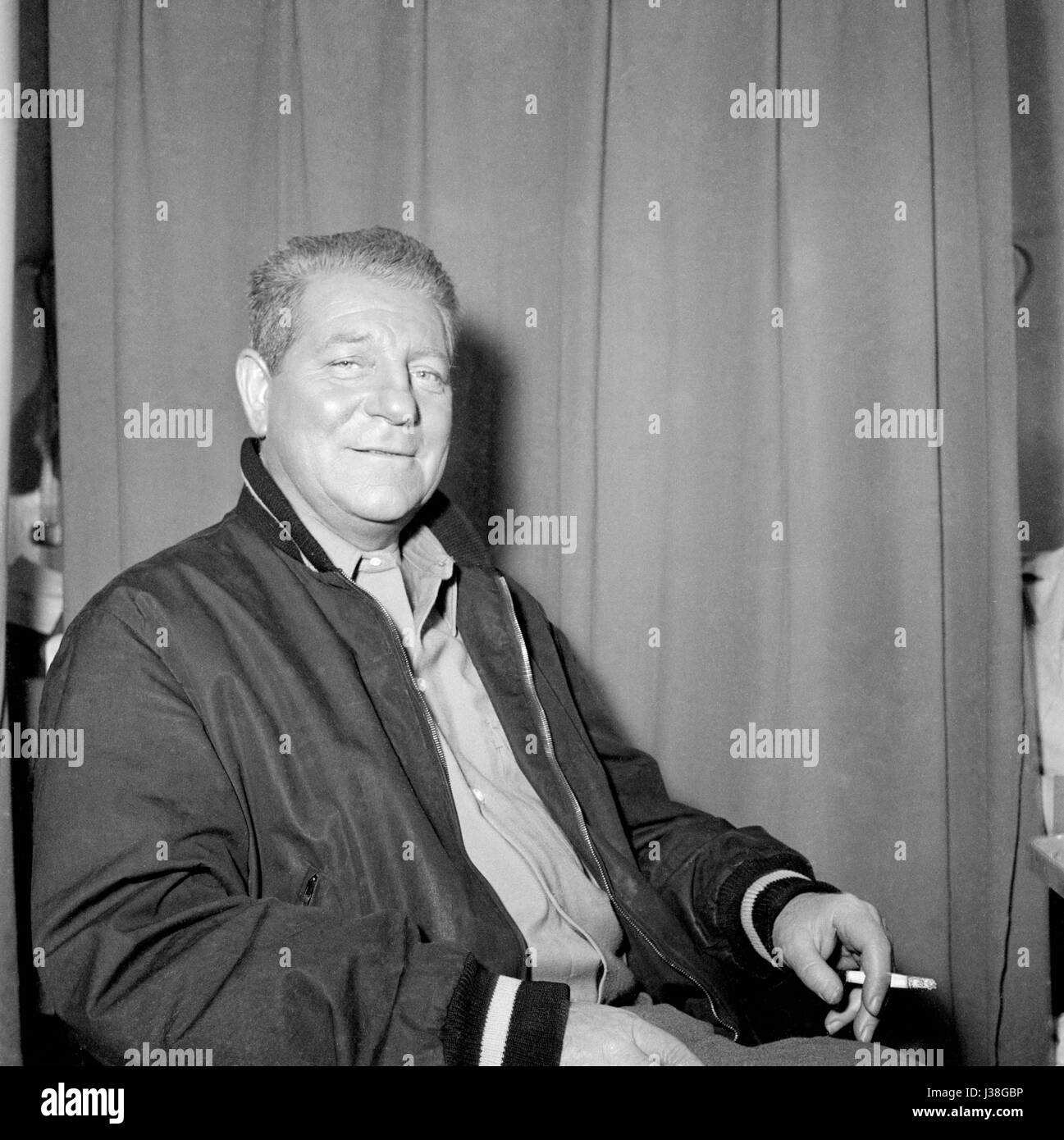 Französischen Schauspieler Jean Gabin während einer Make-up-Session am Set eines Films. c.1956-1957 Foto Georges Rétif De La Bretonne Stockfoto