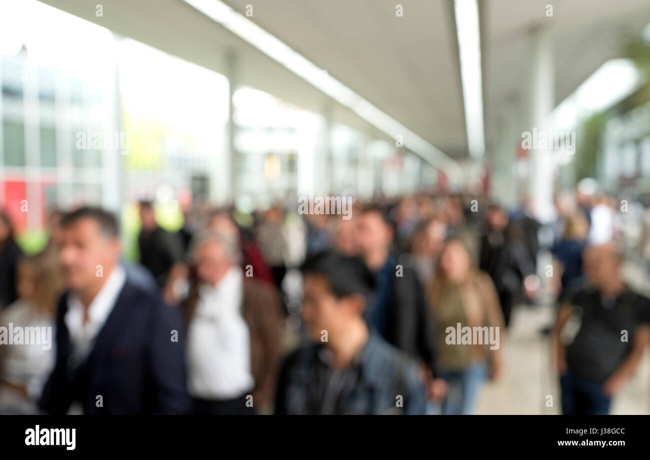 Verschwommener Blick des Besuchers auf der internationalen Designmesse Salone del Mobile, in Mailand, Italien. Stockfoto