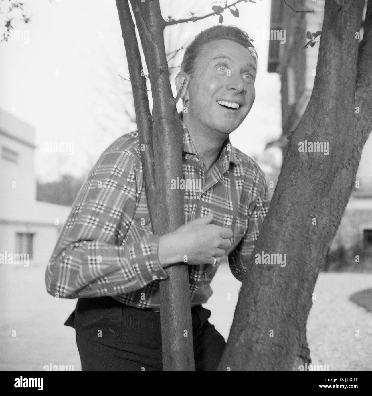 Charles Trenet in seinem Haus befindet sich in La Varenne Saint-Hilaire in der Nähe von Paris. c.1955 Stockfoto