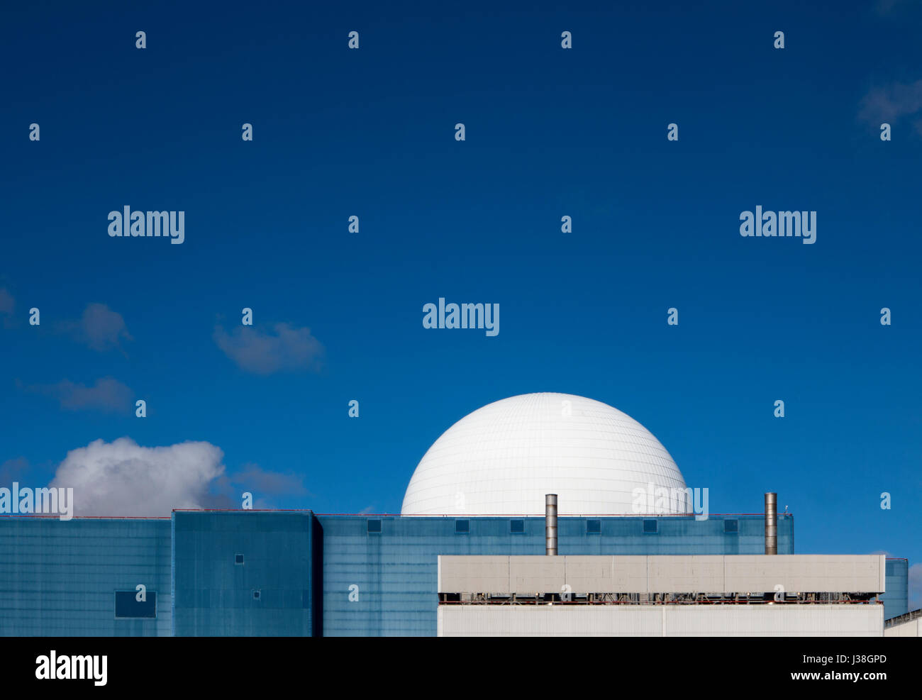 Schuss des Kernkraftwerk Sizewell B vor einem blauen Himmel in der Nähe Stockfoto