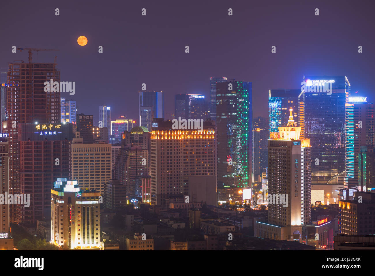 Chengdu, Provinz Sichuan, China - 19. August 2016: Skyline der Innenstadt in der Nacht mit Vollmond Stockfoto
