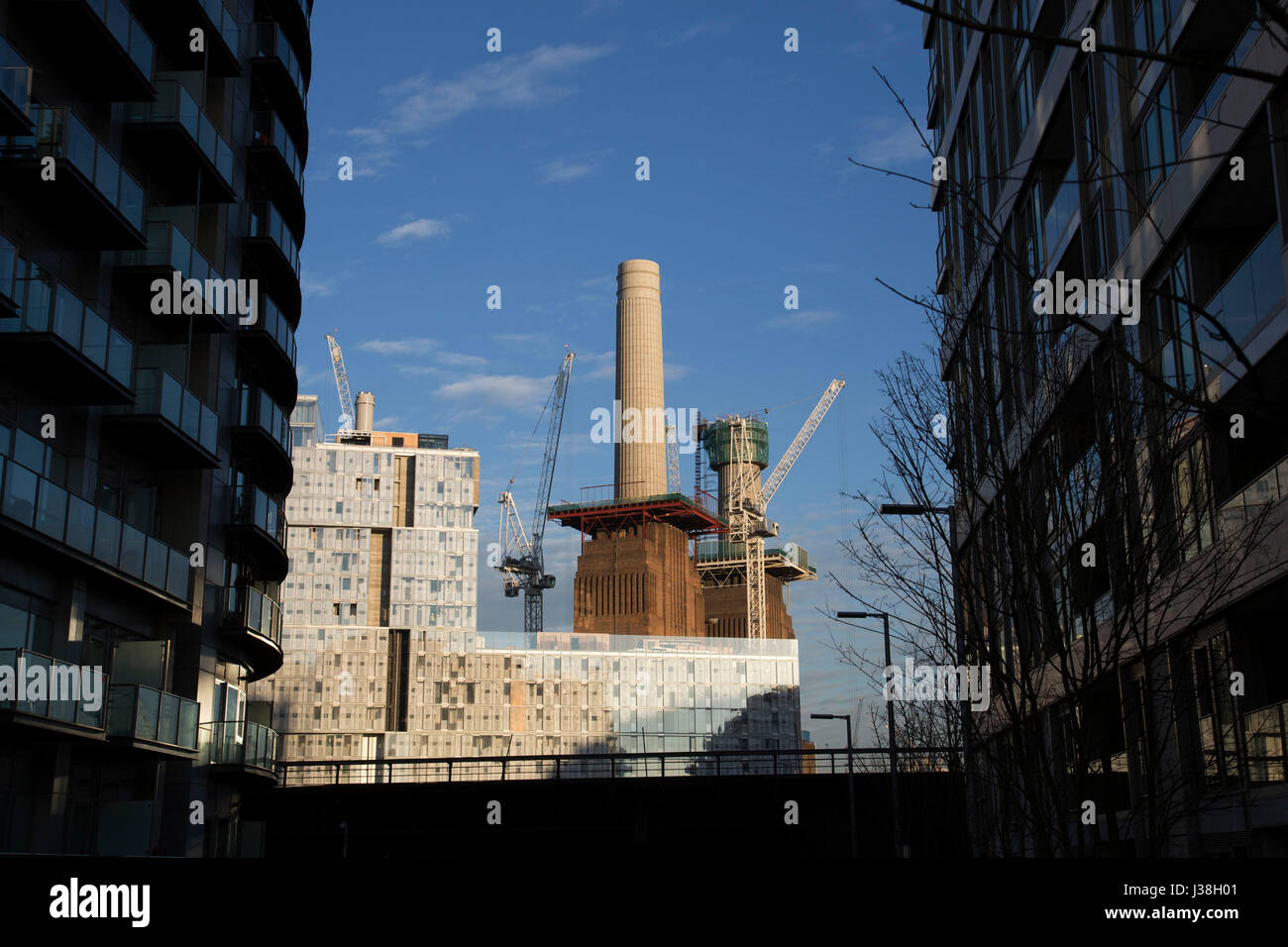 Sanierung der Battersea Power Station und seine Umgebung in London, England, Vereinigtes Königreich. Battersea Power Station ist ein stillgelegter Kohle-Kraftwerk am Südufer der Themse, in Nine Elms, Battersea, eine Innenstadt-Bezirk von South West London. Jetzt eine Baustelle und in der Entwicklung die Website werden Wohn- und Gewerbeimmobilien. Stockfoto