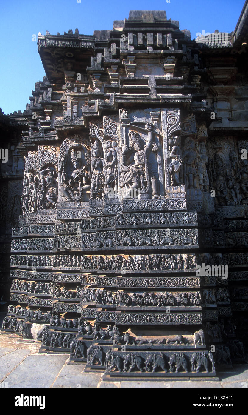 Die Wände der Chennakesava-Tempel in Belur im Bundesstaat Karnataka, Indien, gebaut von einem Hoysala König ab 1117 n. Chr. sind mit Skulptur geschnitzt. Stockfoto