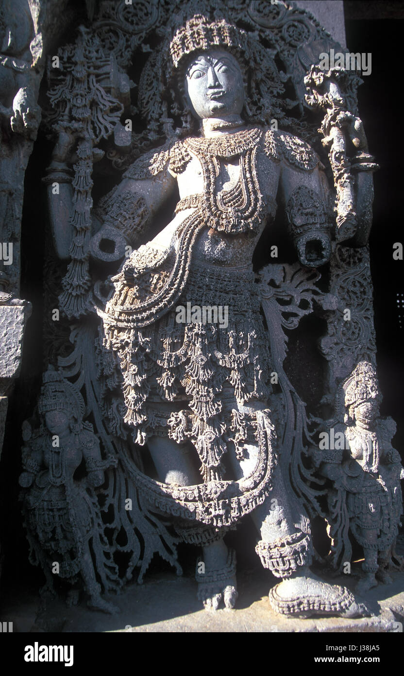 Skulpturen und Reliefs an den Außenwänden der Chennakesava-Tempel in Belur im Bundesstaat Karnataka, Indien, gebaut von einem Anfang 1117 n. Chr. Hoysala-König. Stockfoto