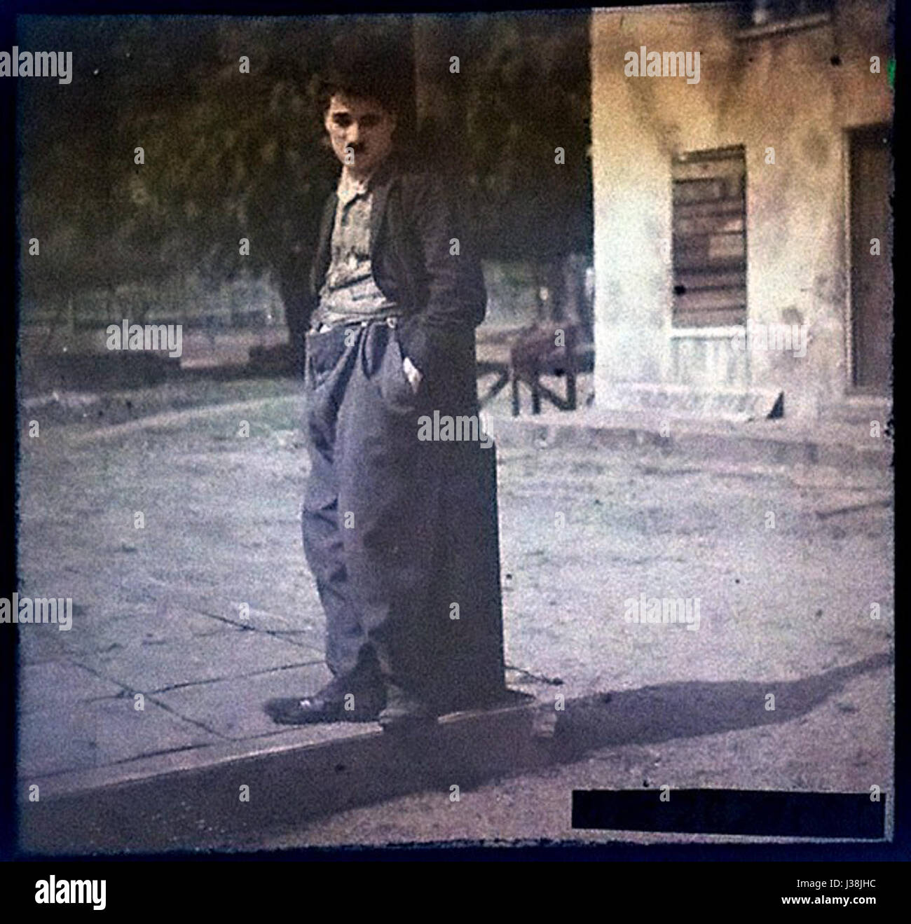 Ein bereinigtes Bild von Charlie Chaplin, fotografiert von Charles C. Zoller. Das ikonische Bild fängt Chaplins zeitlose Präsenz und bedeutenden Einfluss auf die Filmgeschichte ein. Stockfoto