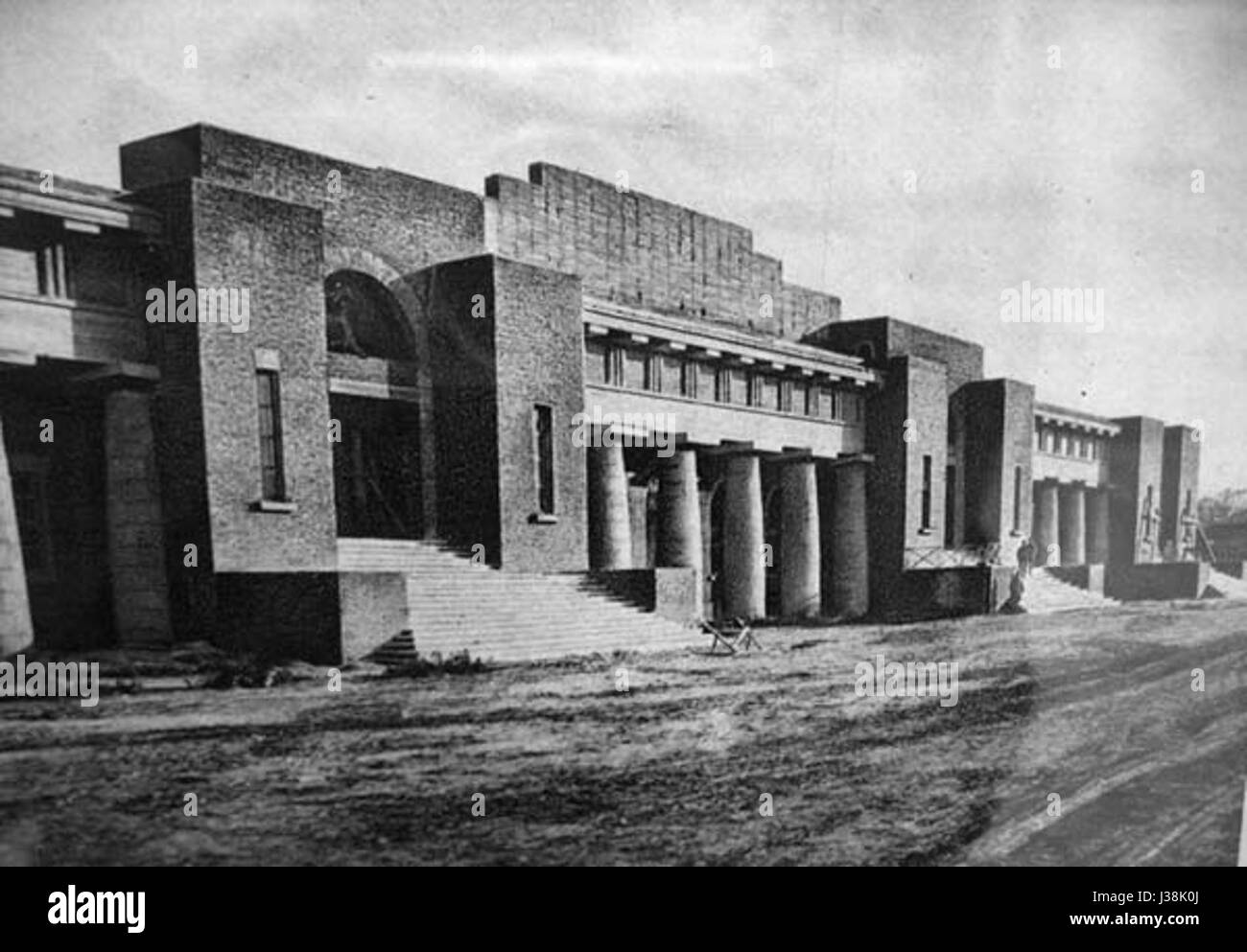 Das konstruktivistische Stadion Metallist, das 1930 in Charkow, Ukraine, erbaut wurde, ist ein Beispiel für Architektur aus der Sowjetzeit, die von Konstruktivismus-Konstruktionsprinzipien beeinflusst wurde und Funktionalität mit auffälligen geometrischen Formen kombiniert. Stockfoto