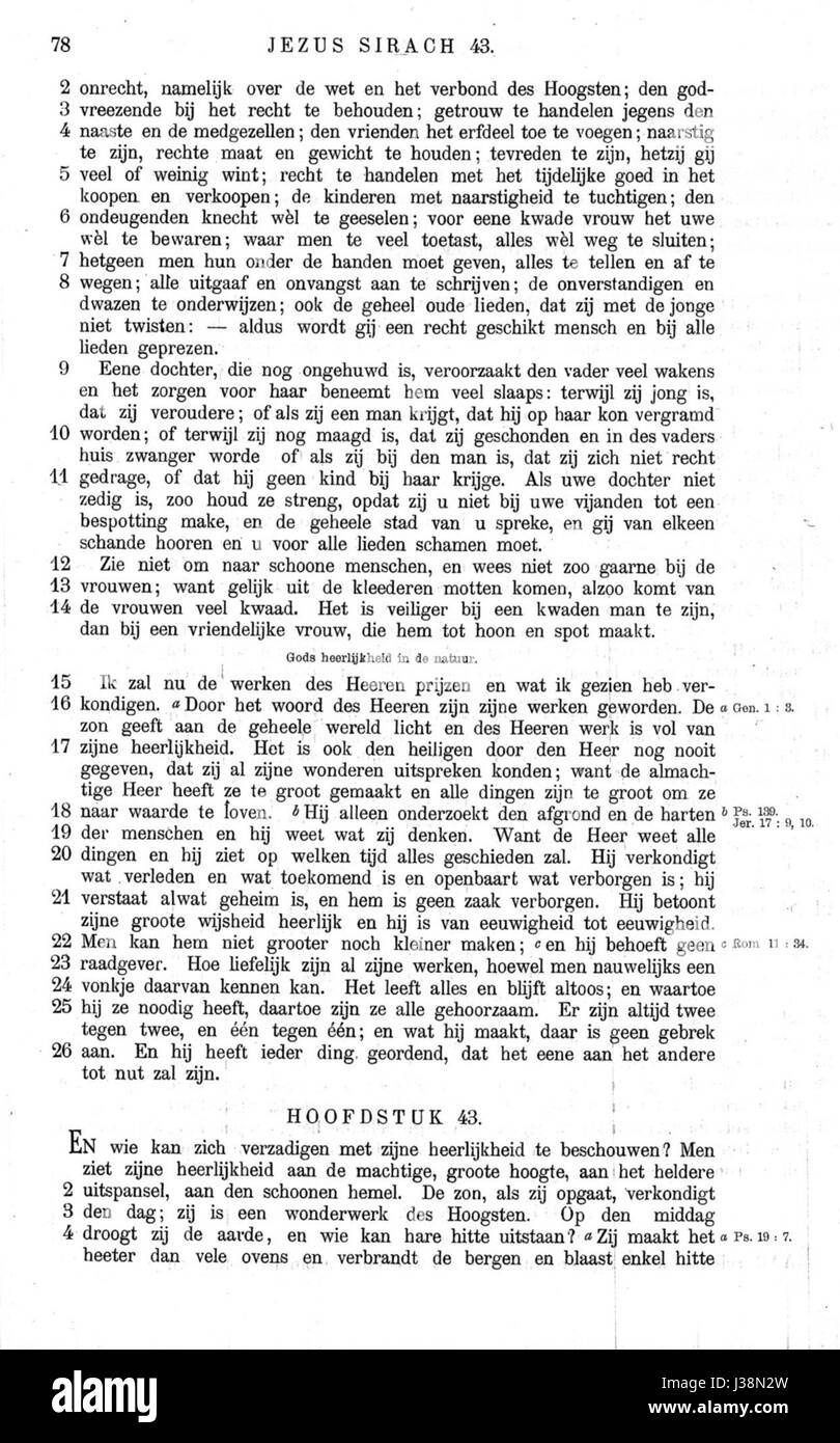 Dieser Titel bezieht sich auf einen antiken Text, „de apocriefe boeken“, der eine Sammlung biblischer Apokryphen enthält, die oft aus der kanonischen Bibel ausgeschlossen sind und verschiedene religiöse und historische Themen behandelt. Stockfoto