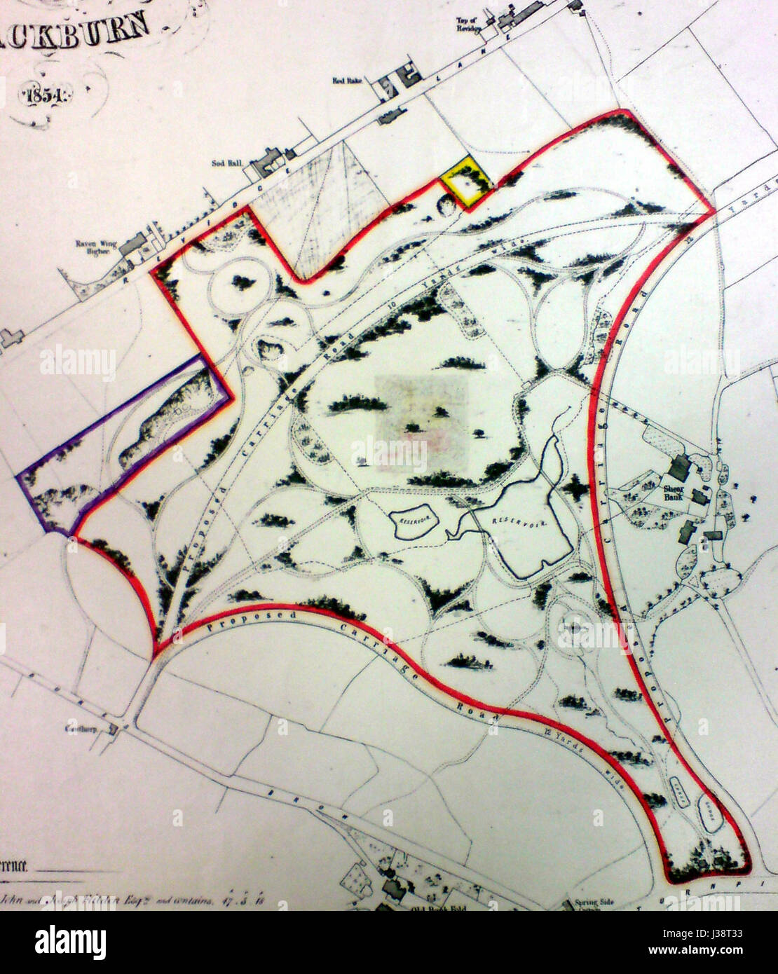 Ein historisches Dokument mit dem Titel „Corporation Park Plans“ aus dem Jahr 1854, in dem das Design und Layout eines öffentlichen Parks detailliert beschrieben werden. Das Dokument hebt die beabsichtigten Merkmale des Parks hervor, wie Wegen, Grünanlagen und Erholungsgebiete, und bietet einen Einblick in die Stadtplanung des 19. Jahrhunderts und die Gestaltung des öffentlichen Raumes. Stockfoto Ein historisches Dokument mit dem Titel „Corporation Park Plans“ aus dem Jahr 1854, in dem das Design und Layout eines öffentlichen Parks detailliert beschrieben werden. Das Dokument hebt die beabsichtigten Merkmale des Parks hervor, wie Wegen, Grünanlagen und Erholungsgebiete, und bietet einen Einblick in die Stadtplanung des 19. Jahrhunderts und die Gestaltung des öffentlichen Raumes. Stockfoto