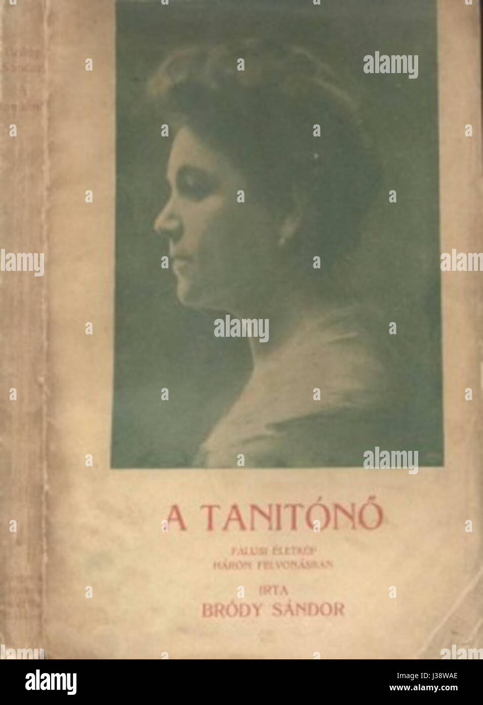 Eine Serie mit dem Titel „Covers 82656“ zeigt eine Vielzahl von Magazinen oder Bucheinbänden, die Designtrends und visuelle Ästhetik aus der Ära der Publikation veranschaulichen. Diese Kollektion unterstreicht die Entwicklung des Grafikdesigns in Medien. Stockfoto