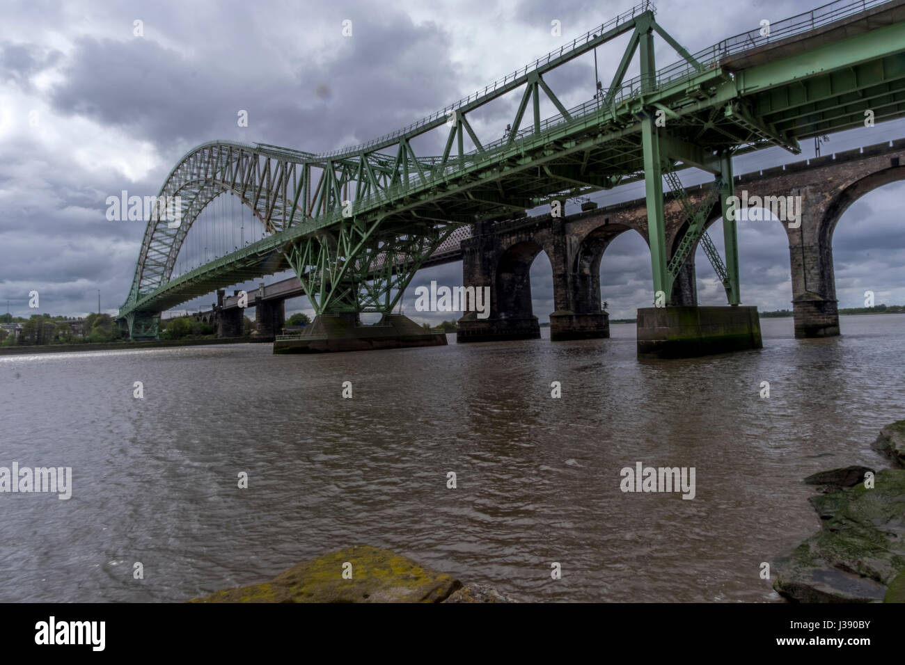 Runcorn Bahn- und Straßenbrücken Stockfoto