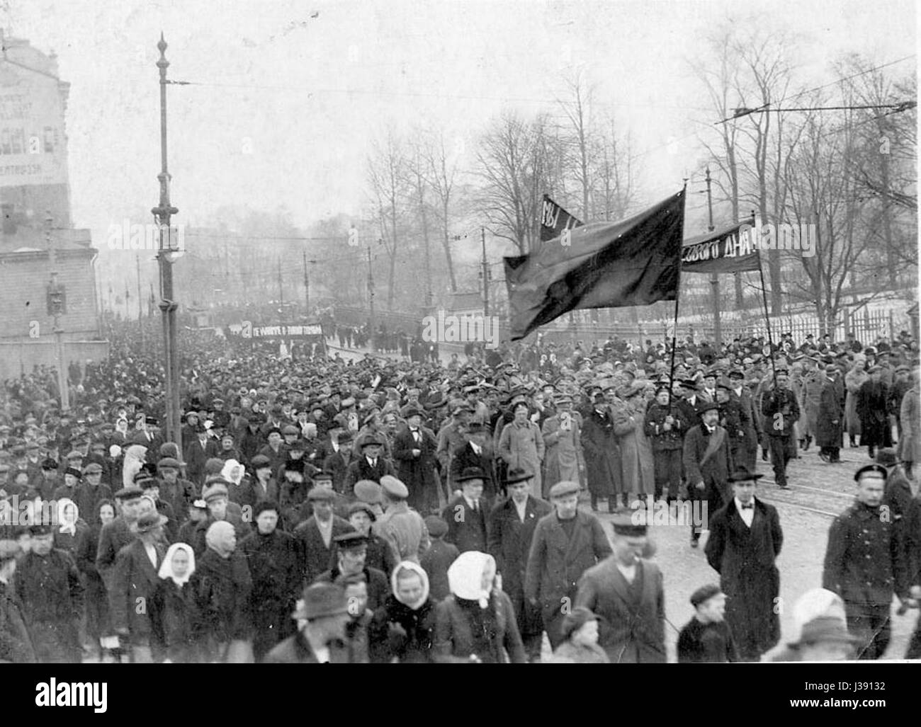 1917 fand in Helsinki eine Demonstration statt, die ein bedeutendes Ereignis im Kontext der finnischen politischen Geschichte während der Zeit der Unabhängigkeitsbewegungen und der sozialen Unruhen darstellt. Stockfoto